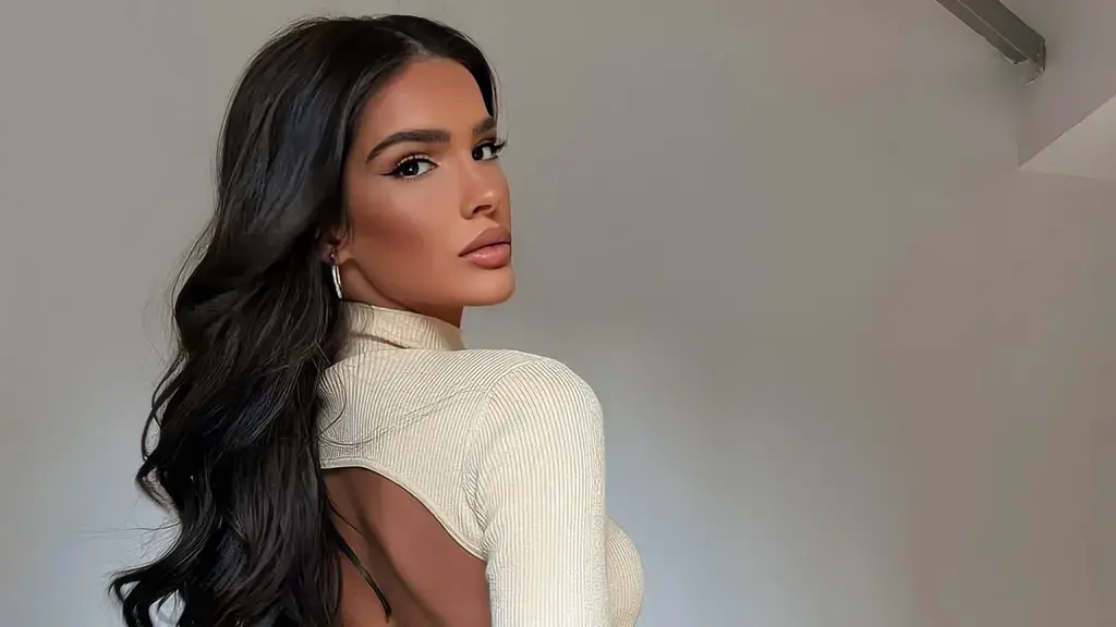 Arbenita Ismajli shfaq linjat përfekte në bikini