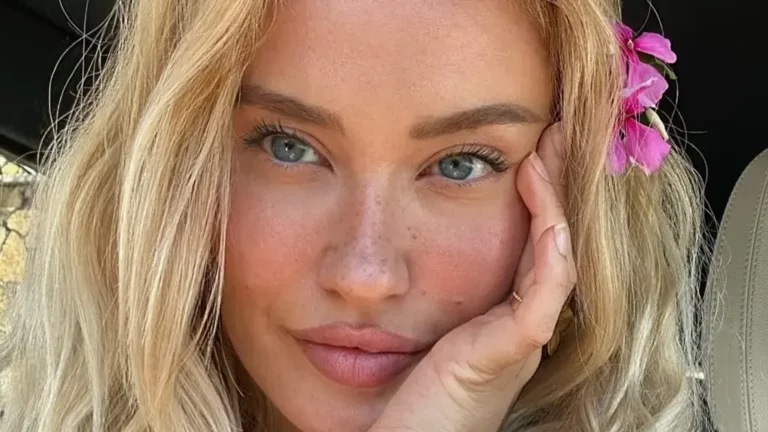 Dea shkëlqen në plazh, duket si një Barbie shqiptare