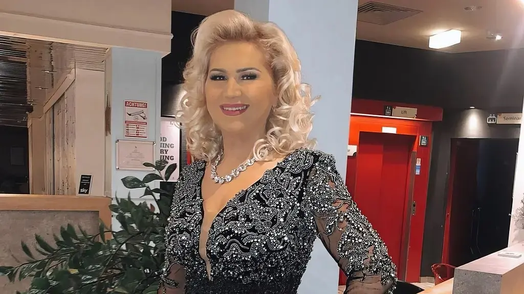 Vajza e shndërron në 20 vjeçare Shyhrete Behlulin, kaq bukur e ka rregulluar