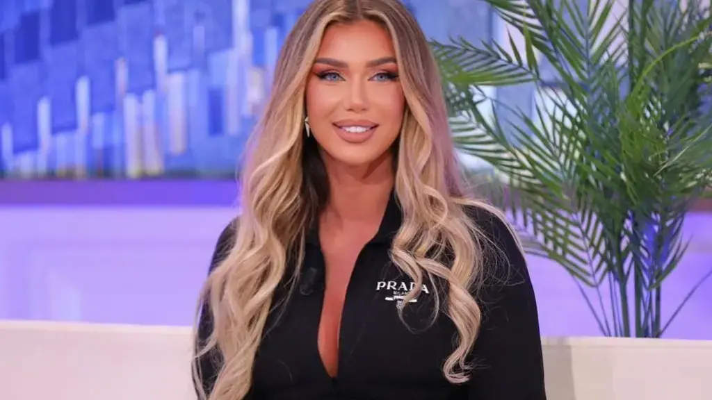 Adelina do ta lë sonte pa fjetur burrin, ka ekspozuar gjoksin më shumë se që duhet