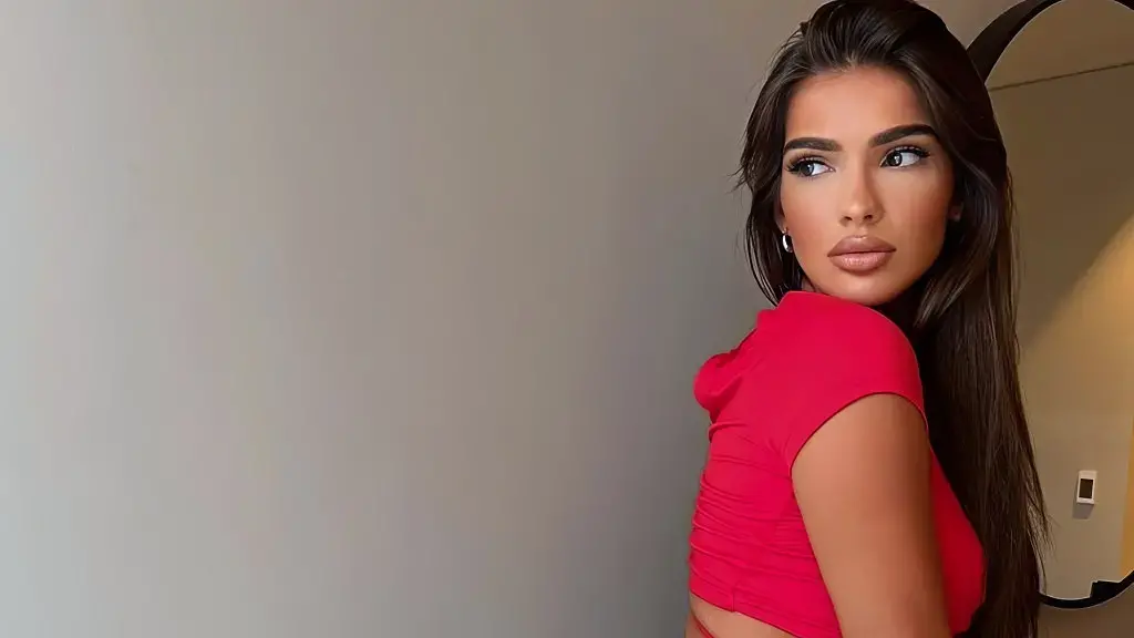 Gruaja e Feros në këtë foto ua kalon të gjitha femrave me gjoksin gjigant