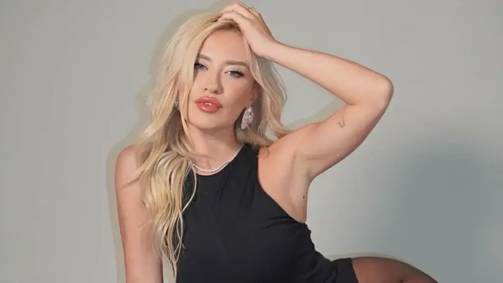 Me fustanin pa jelek, Dea shfaqet super atraktive