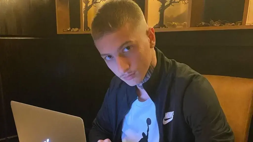 Fero kërkon ndihmë nga ndjekësit, kjo është arsyeja