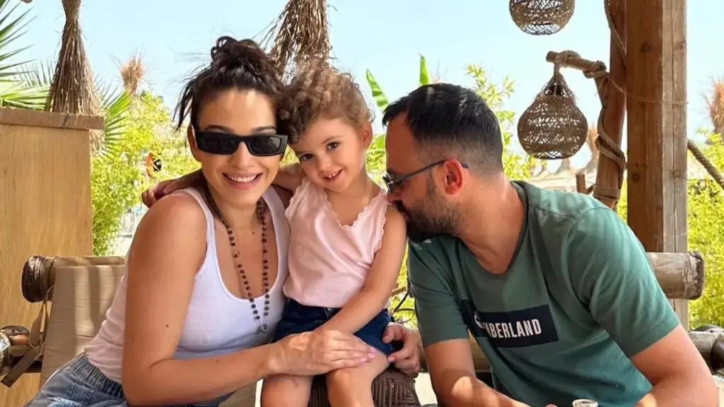 Kaq shumë qenka rritur vajza e Jonides, na sjell videon e ëmbël me të