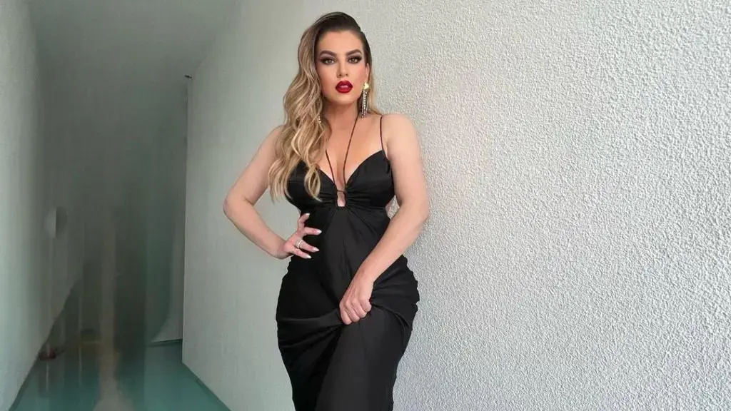 Kjo zonjë është nëna e Leonora Jakupit, i bën konkurrencë së bijes me fustanin që ka veshur