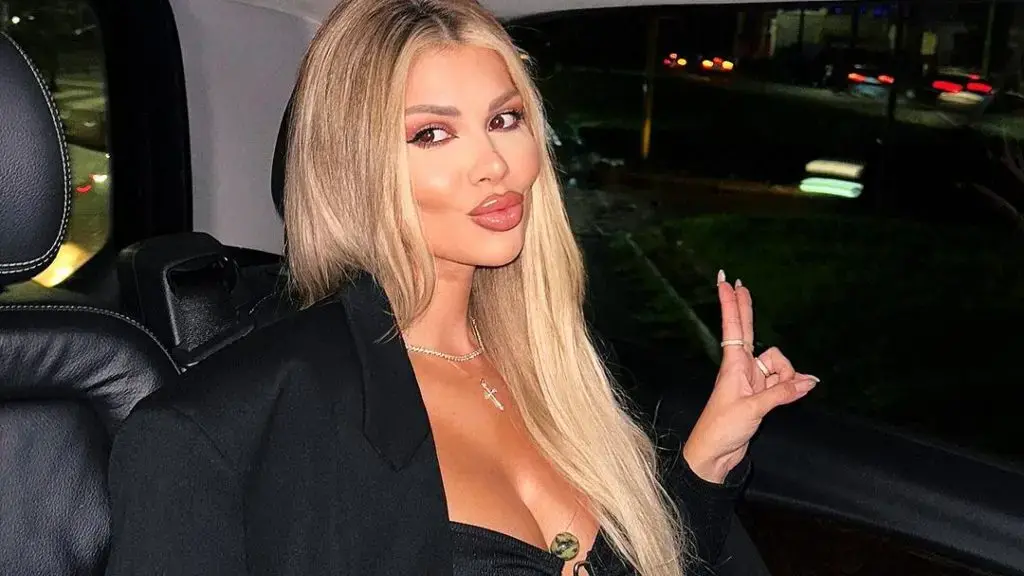 E veshur vetëm me robdeshan, Luana Vjollca provokon nga Milano