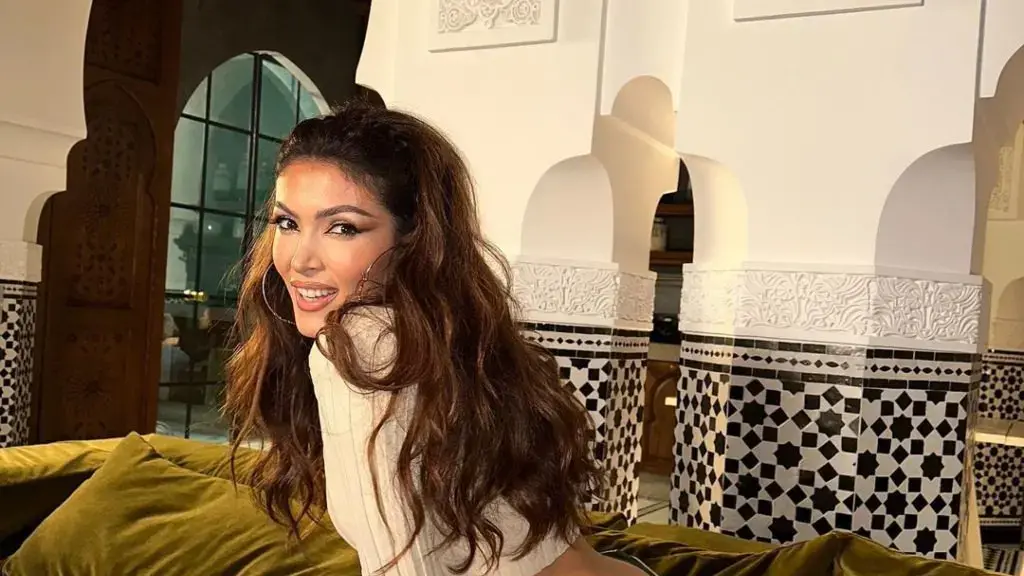 Nora Istrefi vjen superseksi në fotot e fundit, derisa ka një thumb për dikë