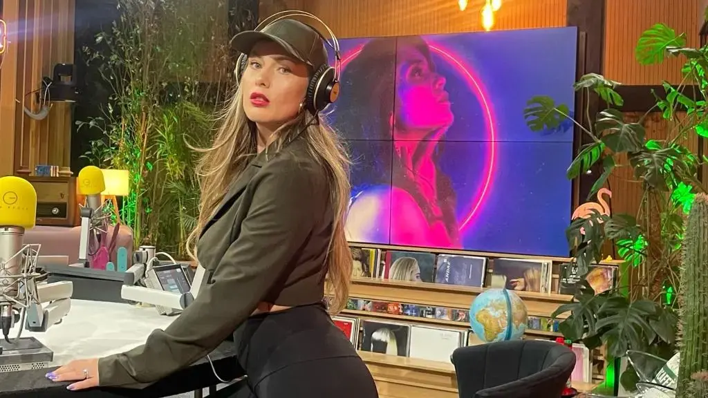 Olta provokon ndjekësit, ekspozon gjoksin si asnjëherë më parë (Video)