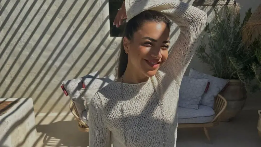 Sara Hoxha shtrihet në shtrat dhe sillet si fëmijë?