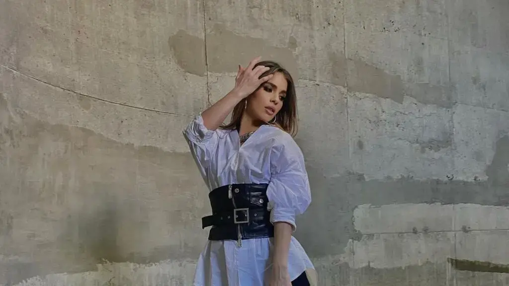 Shqipe Hysenaj pozon me këmbën lartë, rrezikon të tregoj më shumë se që duhet