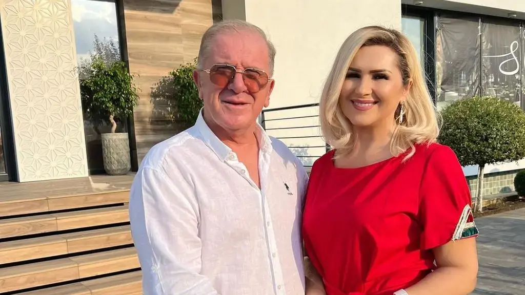 Shyhretja del me bashkëshortin, por vishet si të ishte vajzë e re