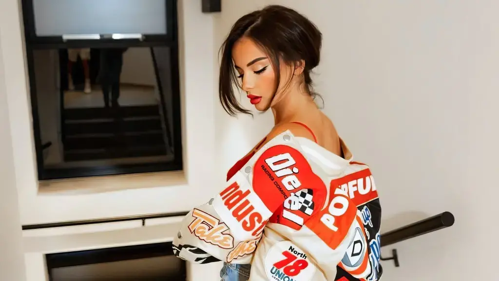 Rina i bën një dedikim Sin Boyt teksa pozon nga shtrati?