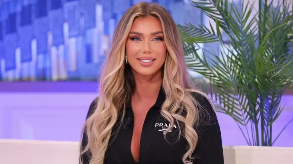 Adelina është rregulluar për të dal, por këtë herë ajo vjen krejt ndryshe