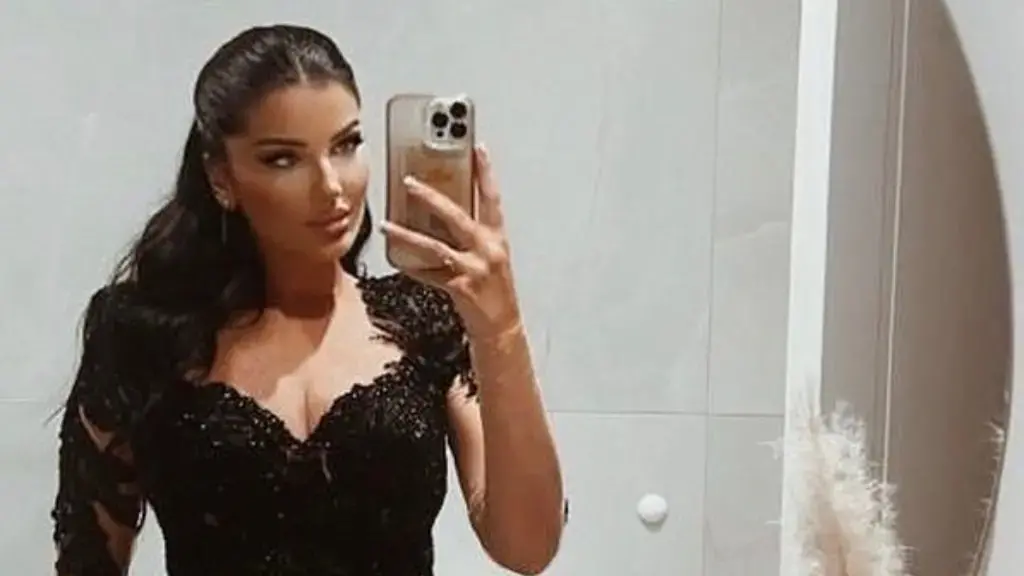 Nusja e Goldit vendos syza aq të mëdha sa ia mbulojnë krejt fytyrën