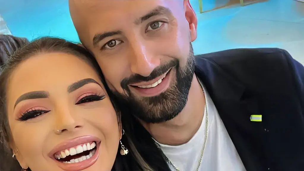 Fifi lajmërohet nga aerpolani me Adisin, ky detaj merr gjithë vëmendjen