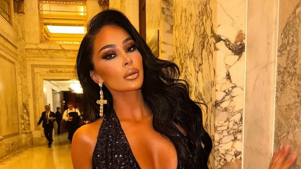 Flaka Krelani e ‘djeg’ rrjetin me foto nga bregdeti, ekspozon format e bujshme