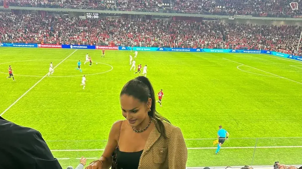 Me dukjen provokuese Xhuli i paska ‘çmendur’ djemtë në stadium mbrëmë