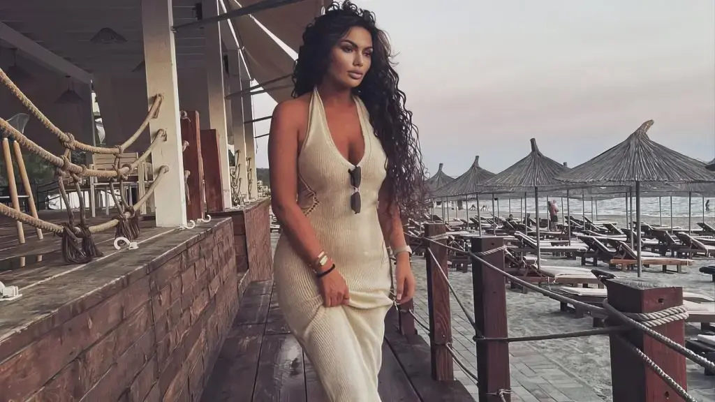 Kallashi pozon nga mbrapa, dhe gjejeni çka merrë vëmendje