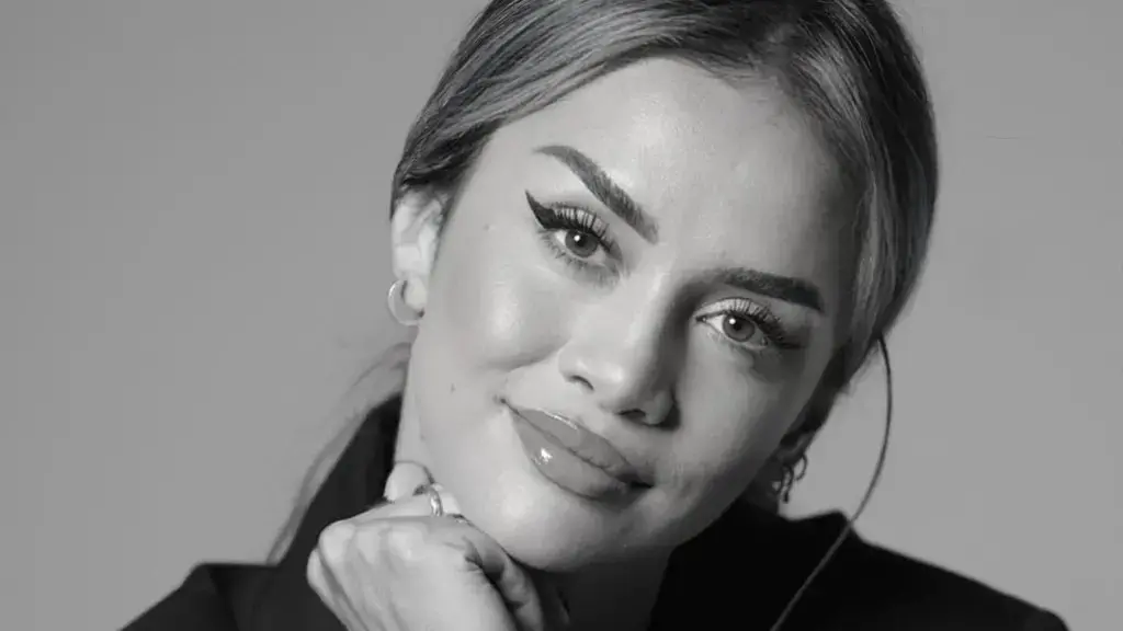 Kaltrina Mikushnica pozon para veturës luksoze