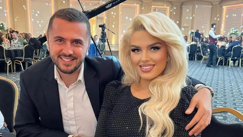 Learta ndryshon ngjyren e flokëve, s’keni për ta besuar se si duket