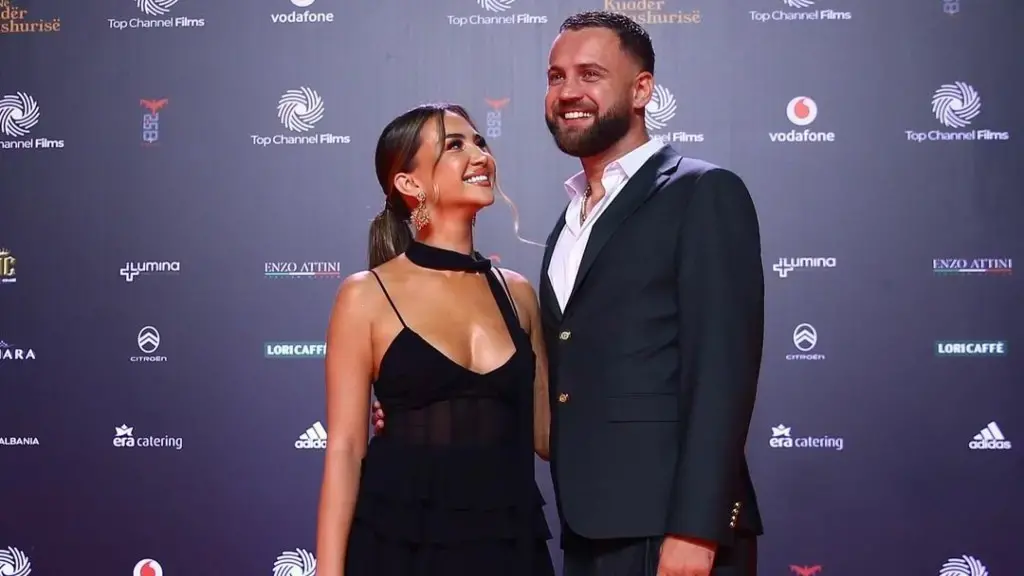 Luizi nuk po i ndahet familjes së Kiares, sjell foto duke pirë kafe me ta dhe Kiaren