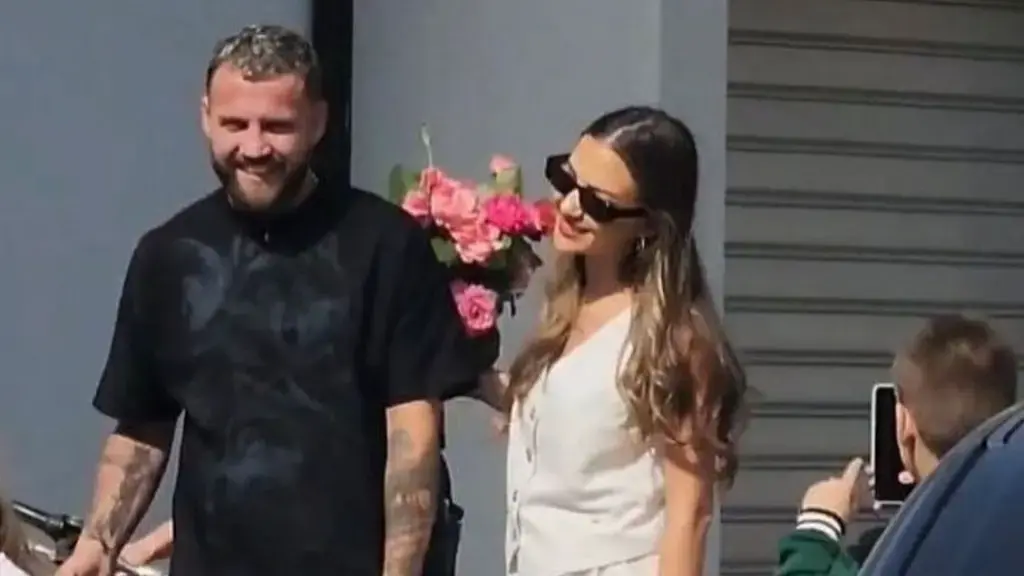 Befason Luizi, sjell momente intime nga shtrati me Kiaren (Foto)