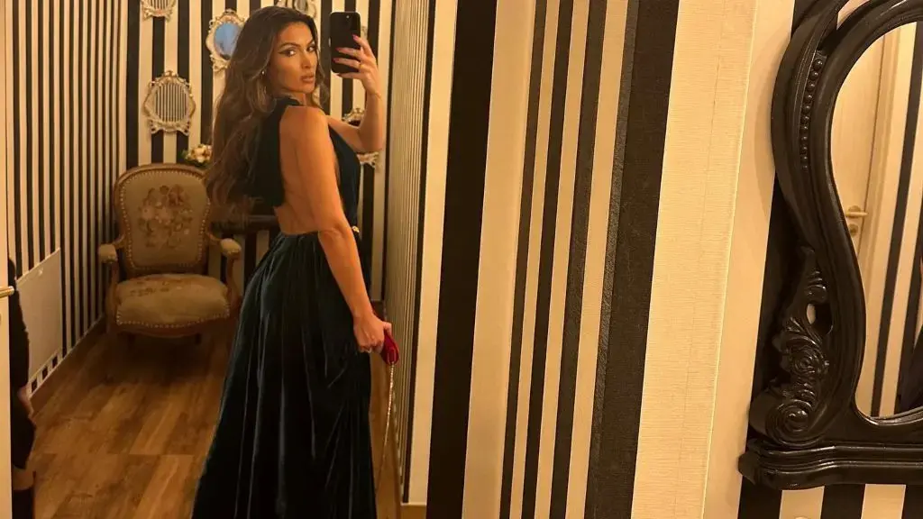 Nora shkon në dasmë me personin e zemrës, nuk i kursen puthjet