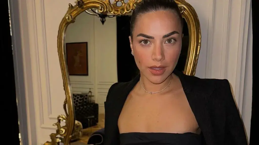 Sara e shqetësuar dhe me lot në sy në premieren e filmit