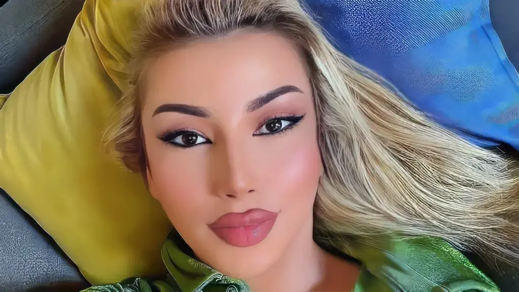 Pa pikë grimi e me flokë pa rregulluar, në këtë gjendje publikoi veten Selvija