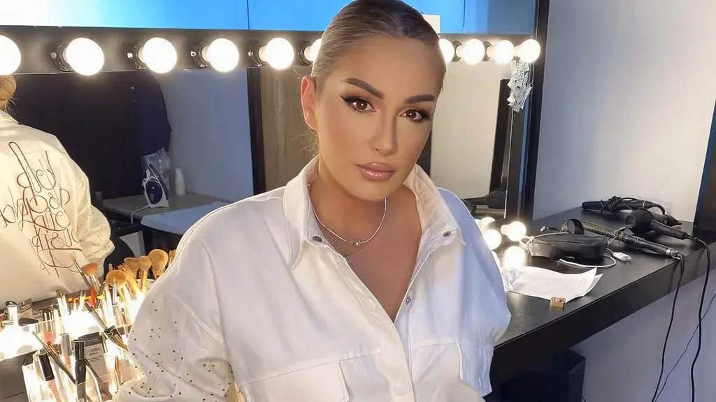 Adelina nuk e ka problem peshën, kështu i ekspozon këmbët e plota