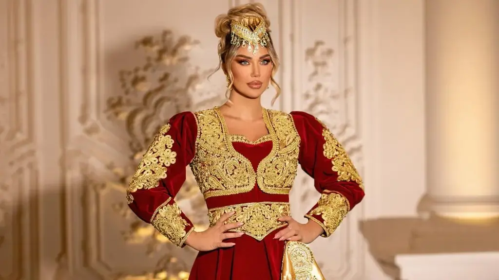 Nuk e kemi parë kurrë në veshje të tillë, Adelina Tahiri duket nusja më e bukur në dimija e jelek