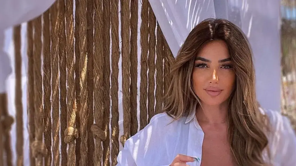 Arjola Demiri e “gjenë” burrin e ëndrrave në pushime