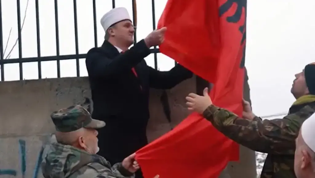 Në një xhami të Prishtinës himni lëshohet në vend të ezanit, hoxha puth flamurin si Isë Boletini (VIDEO)