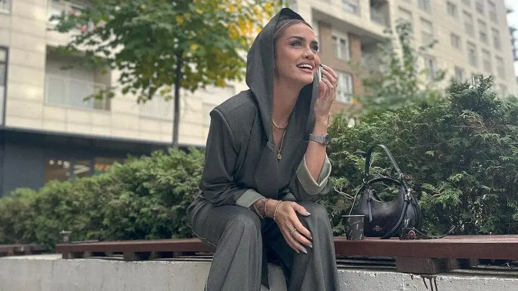 Kaltrina Mikushnica i lë të gjithë pa fjalë me veshjen në vendin e punës