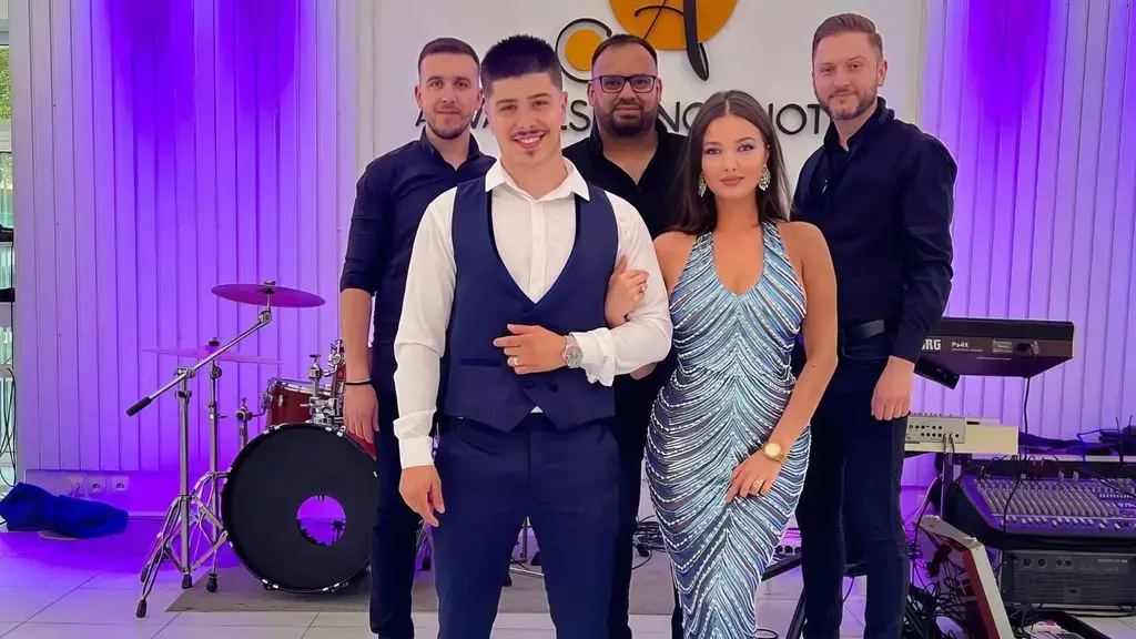 Rita ‘shkrihet’ pas Fidanit, kështu i gjuhet në qafë!