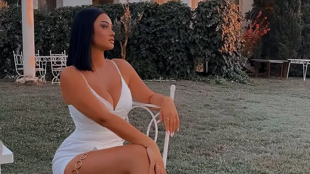 Antonia ekspozon gjoksin gjigant duke vallëzuar
