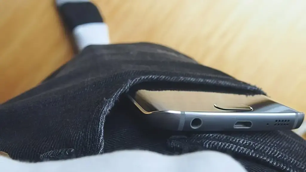 Përse meshkujt nuk duhet ta mbajnë telefonin në xhepin e pantallonave