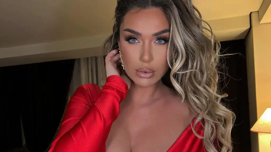 Adelina Tahiri vizaton pjesën intime me veshje super te ngushtë