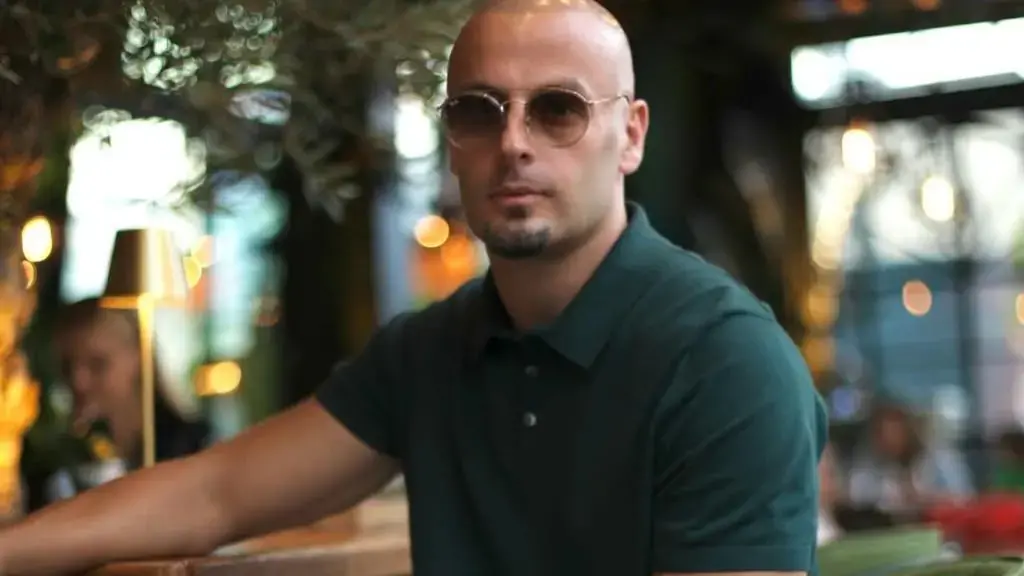 Këtë përqafim te Adrian Gaxhas çdo nënë do ta dëshironte nga djali i saj