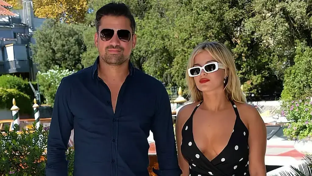 Bebe Rexha publikon video provokuese nga çastet intime me të dashurin në jaht