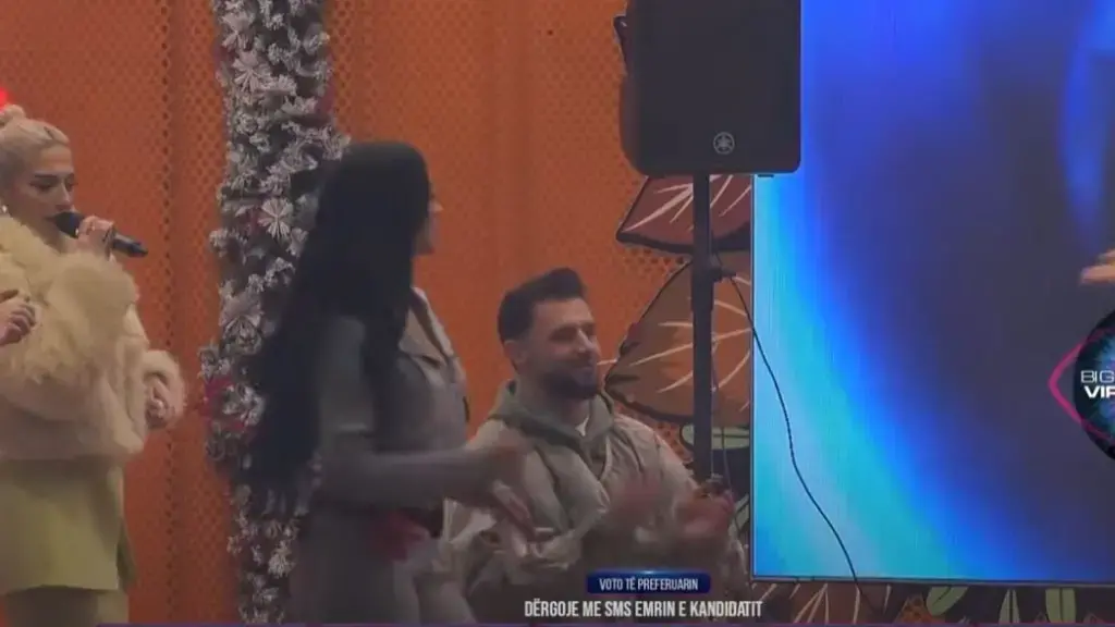 Lumbardhi ulet dhe luan rolin e dhëndrit, pret që ‘nusja’ e tij Kader t’ia ndez cigaren