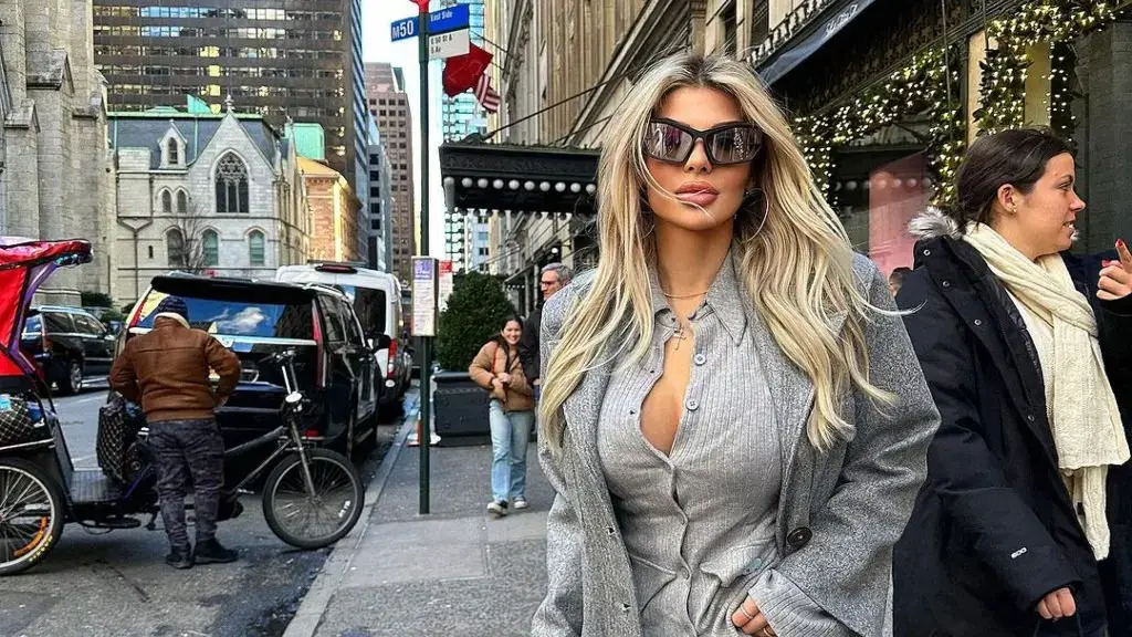 Luana e vendos këmbën mbi këmbë dhe provokon rëndë veshur në fund të shkurtër