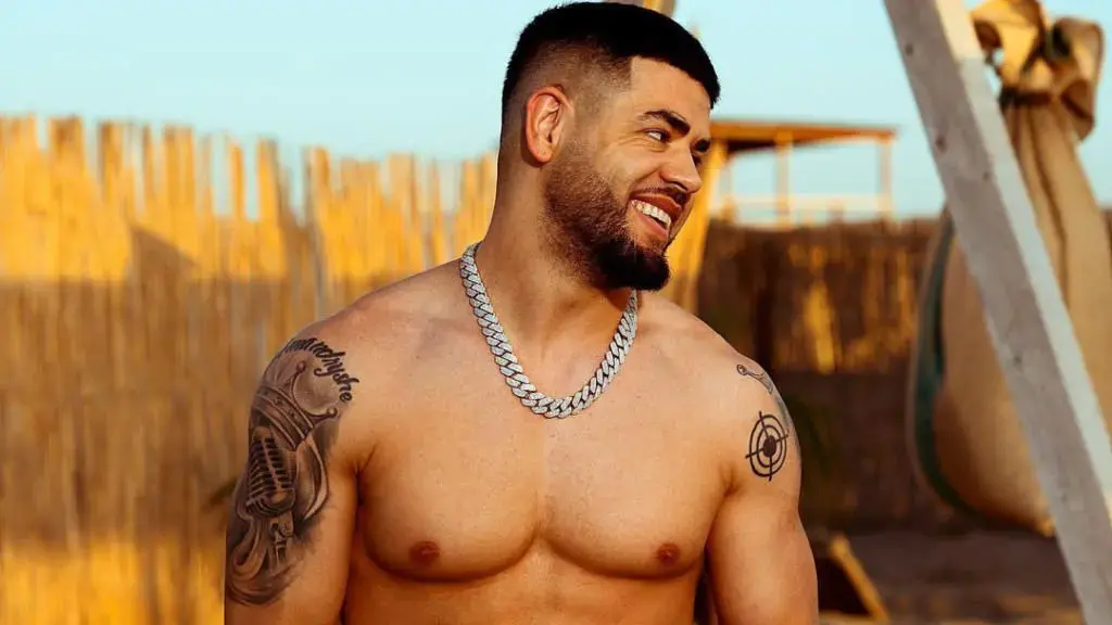 Noizy publikon foto gjysmë i zhveshur, çmend fansat