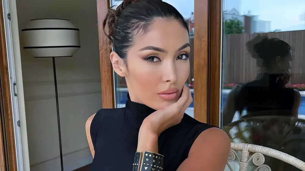 Nora vesh fustan pa jelek, kështu po i vërehet gjoksi