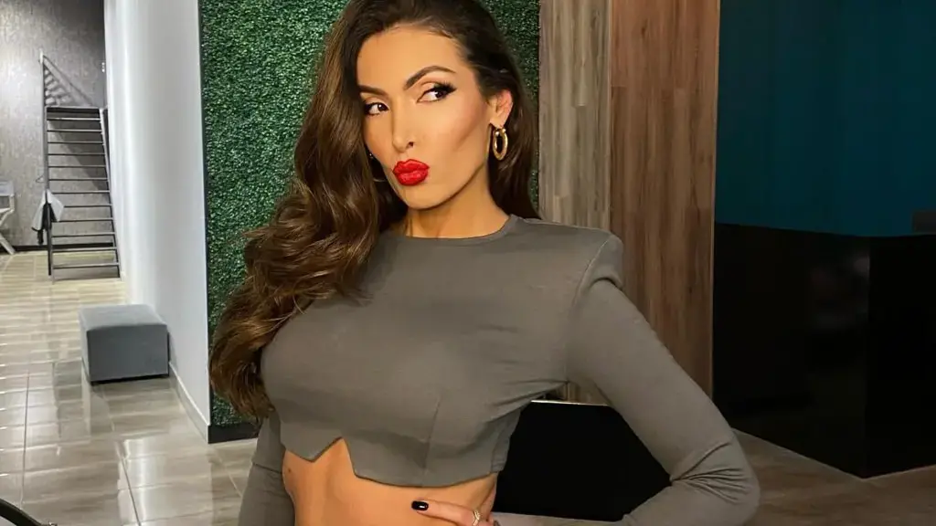 E tepron Nora, ekspozon këtë pjesë të trupit që të duket seksi
