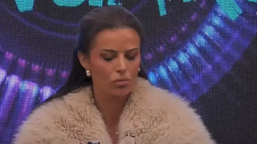 ”The se Alby nuk është shembull për femrat shqiptare, çfarë shembulli jep ti që lejon me të prek dikush, ani pse e ke dikë jashtë?”