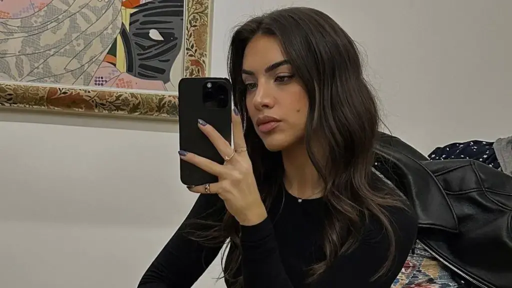 Pasi u nda nga Ledri, Sara bëhet “çikë e shpis”, sjell pamje duke pastruar e gatuar gjithë diten