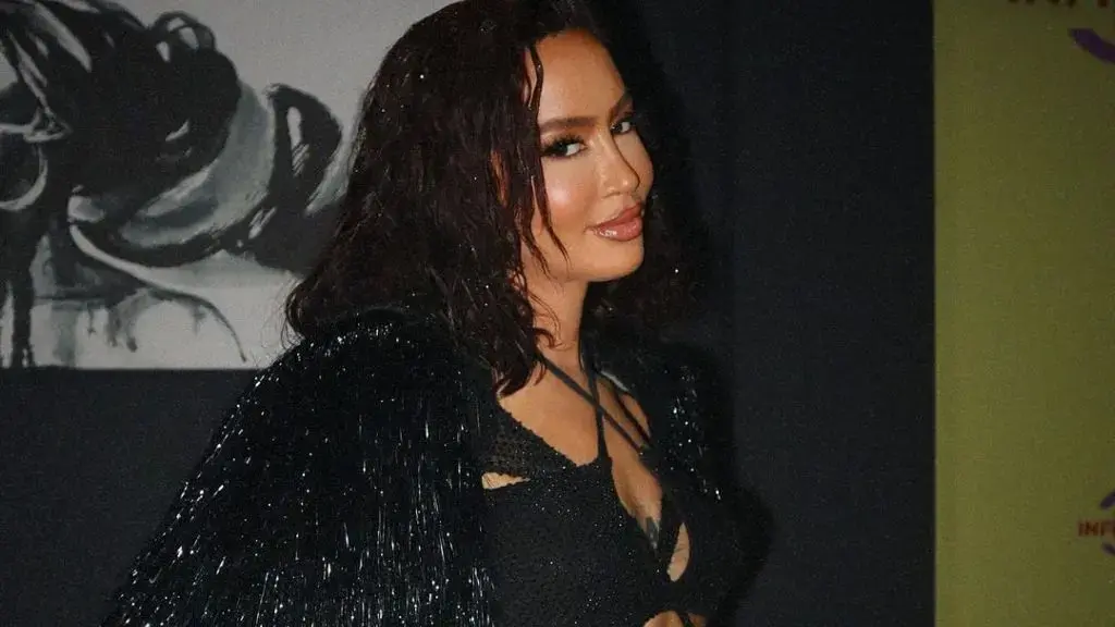 Dafina provokuese me poza nga shtrati, e shoqërojnë edhe dy persona