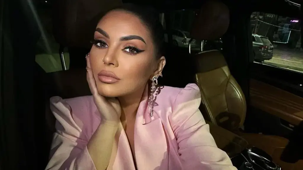 Fifi ‘tranon’ ndjekësit, shfaqet pa jelek duke vënë në pah gjoksin