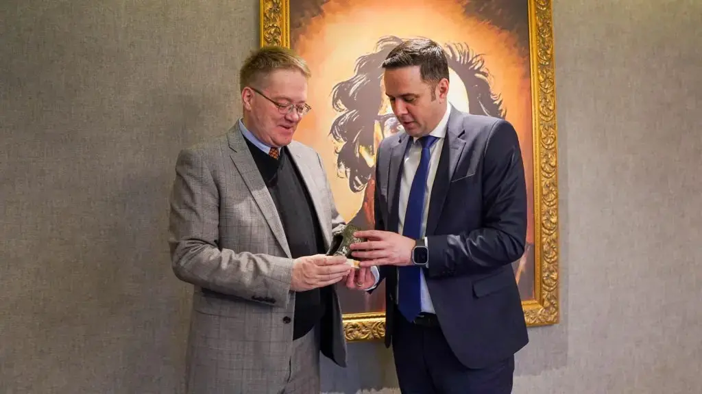 Abdixhiku pret në takim lamtumirës ambasadorin Abbott, i jep një dhuratë të veçantë
